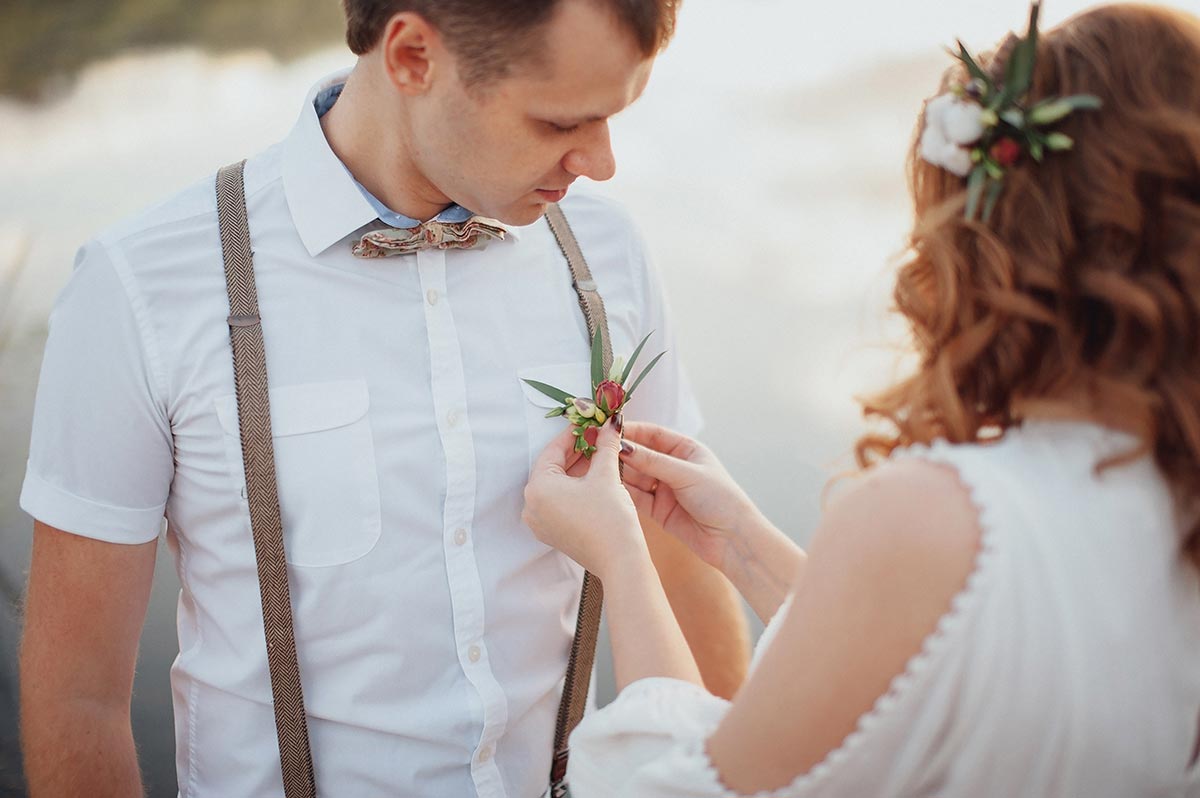 Groom with suspenders and boho boutonnière